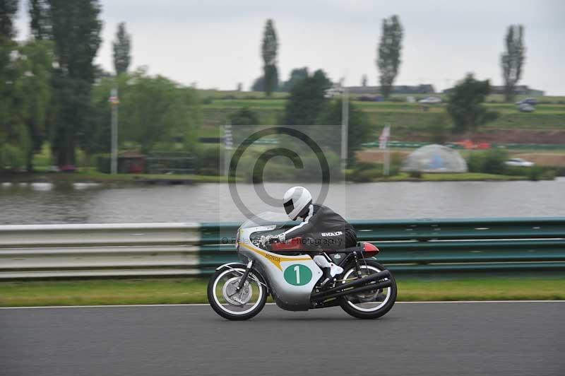 Mallory park Leicestershire;Mallory park photographs;Motorcycle action photographs;classic bikes;event digital images;eventdigitalimages;mallory park;no limits trackday;peter wileman photography;vintage bikes;vintage motorcycles;vmcc festival 1000 bikes