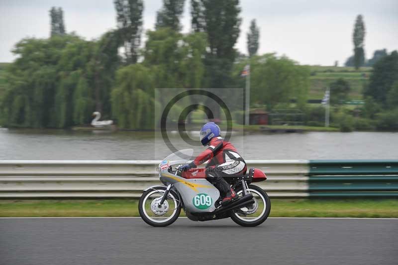 Mallory park Leicestershire;Mallory park photographs;Motorcycle action photographs;classic bikes;event digital images;eventdigitalimages;mallory park;no limits trackday;peter wileman photography;vintage bikes;vintage motorcycles;vmcc festival 1000 bikes