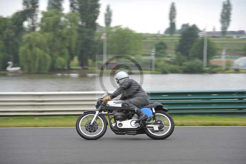 Mallory park Leicestershire;Mallory park photographs;Motorcycle action photographs;classic bikes;event digital images;eventdigitalimages;mallory park;no limits trackday;peter wileman photography;vintage bikes;vintage motorcycles;vmcc festival 1000 bikes