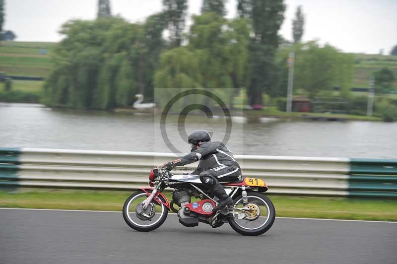 Mallory park Leicestershire;Mallory park photographs;Motorcycle action photographs;classic bikes;event digital images;eventdigitalimages;mallory park;no limits trackday;peter wileman photography;vintage bikes;vintage motorcycles;vmcc festival 1000 bikes