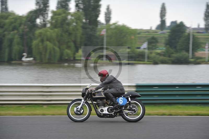 Mallory park Leicestershire;Mallory park photographs;Motorcycle action photographs;classic bikes;event digital images;eventdigitalimages;mallory park;no limits trackday;peter wileman photography;vintage bikes;vintage motorcycles;vmcc festival 1000 bikes