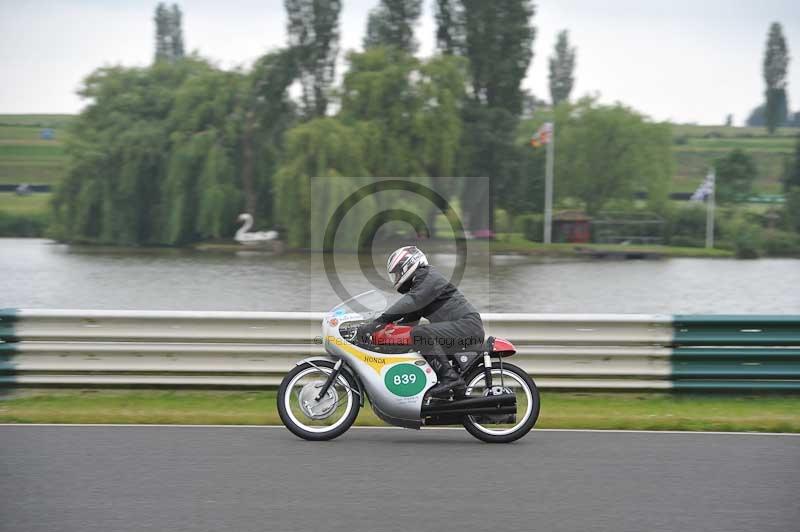 Mallory park Leicestershire;Mallory park photographs;Motorcycle action photographs;classic bikes;event digital images;eventdigitalimages;mallory park;no limits trackday;peter wileman photography;vintage bikes;vintage motorcycles;vmcc festival 1000 bikes