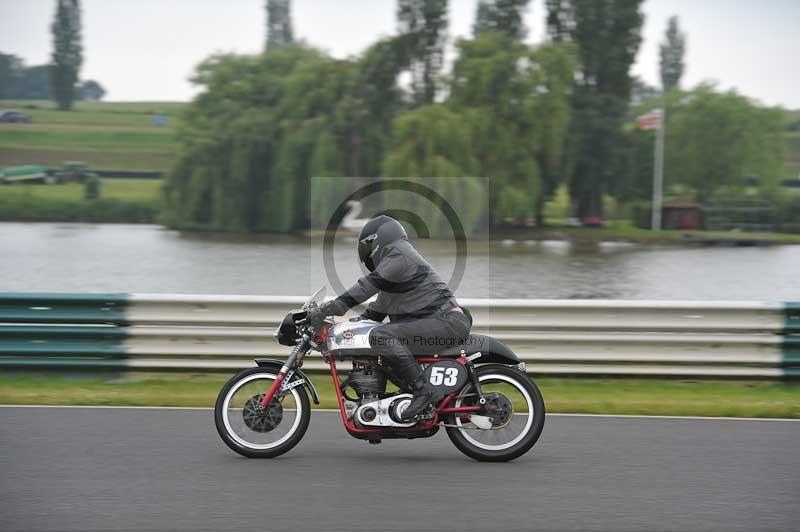 Mallory park Leicestershire;Mallory park photographs;Motorcycle action photographs;classic bikes;event digital images;eventdigitalimages;mallory park;no limits trackday;peter wileman photography;vintage bikes;vintage motorcycles;vmcc festival 1000 bikes