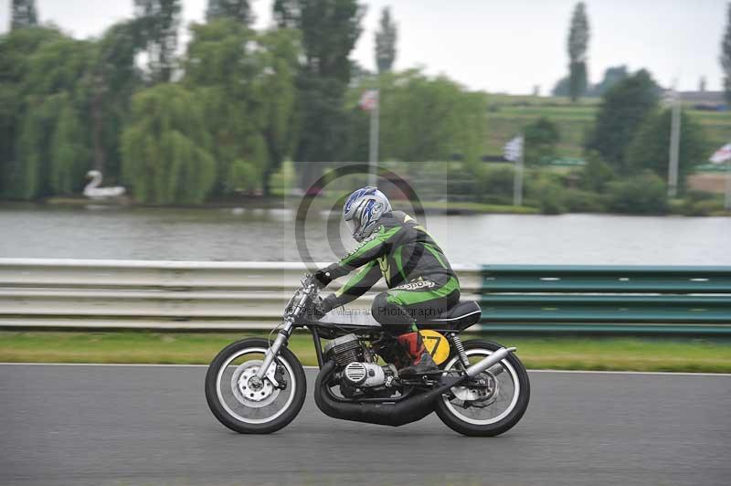 Mallory park Leicestershire;Mallory park photographs;Motorcycle action photographs;classic bikes;event digital images;eventdigitalimages;mallory park;no limits trackday;peter wileman photography;vintage bikes;vintage motorcycles;vmcc festival 1000 bikes