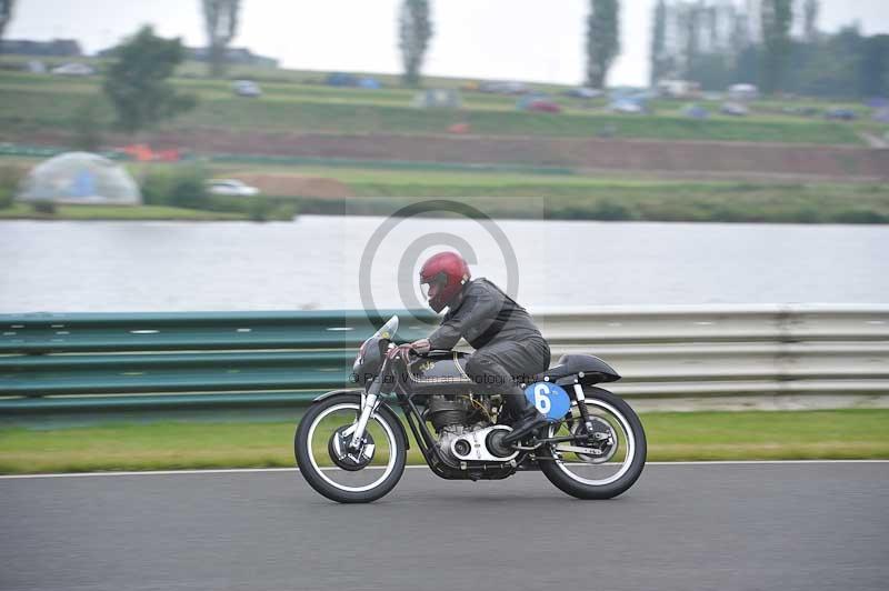 Mallory park Leicestershire;Mallory park photographs;Motorcycle action photographs;classic bikes;event digital images;eventdigitalimages;mallory park;no limits trackday;peter wileman photography;vintage bikes;vintage motorcycles;vmcc festival 1000 bikes