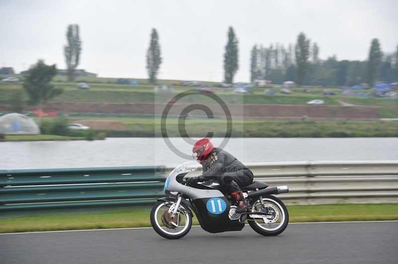 Mallory park Leicestershire;Mallory park photographs;Motorcycle action photographs;classic bikes;event digital images;eventdigitalimages;mallory park;no limits trackday;peter wileman photography;vintage bikes;vintage motorcycles;vmcc festival 1000 bikes