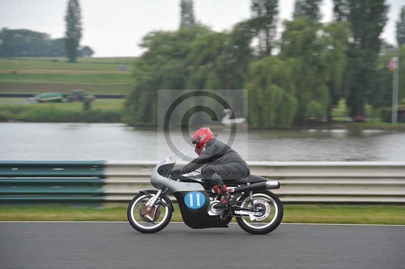 Mallory park Leicestershire;Mallory park photographs;Motorcycle action photographs;classic bikes;event digital images;eventdigitalimages;mallory park;no limits trackday;peter wileman photography;vintage bikes;vintage motorcycles;vmcc festival 1000 bikes