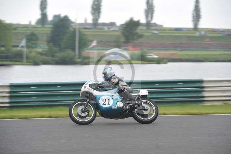 Mallory park Leicestershire;Mallory park photographs;Motorcycle action photographs;classic bikes;event digital images;eventdigitalimages;mallory park;no limits trackday;peter wileman photography;vintage bikes;vintage motorcycles;vmcc festival 1000 bikes