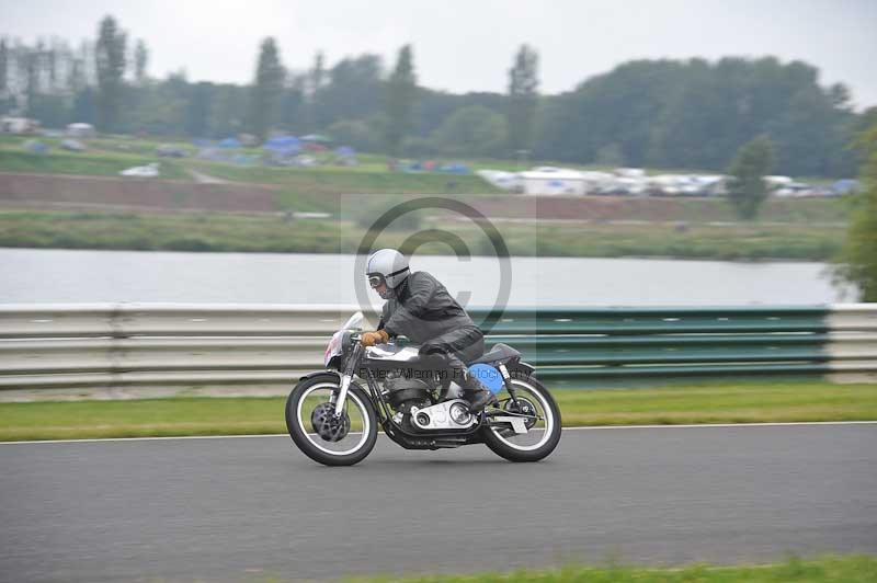 Mallory park Leicestershire;Mallory park photographs;Motorcycle action photographs;classic bikes;event digital images;eventdigitalimages;mallory park;no limits trackday;peter wileman photography;vintage bikes;vintage motorcycles;vmcc festival 1000 bikes