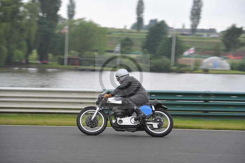 Mallory park Leicestershire;Mallory park photographs;Motorcycle action photographs;classic bikes;event digital images;eventdigitalimages;mallory park;no limits trackday;peter wileman photography;vintage bikes;vintage motorcycles;vmcc festival 1000 bikes