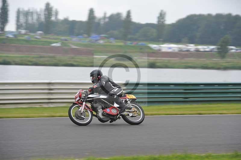 Mallory park Leicestershire;Mallory park photographs;Motorcycle action photographs;classic bikes;event digital images;eventdigitalimages;mallory park;no limits trackday;peter wileman photography;vintage bikes;vintage motorcycles;vmcc festival 1000 bikes
