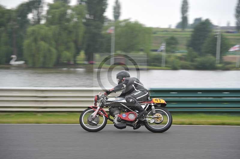 Mallory park Leicestershire;Mallory park photographs;Motorcycle action photographs;classic bikes;event digital images;eventdigitalimages;mallory park;no limits trackday;peter wileman photography;vintage bikes;vintage motorcycles;vmcc festival 1000 bikes