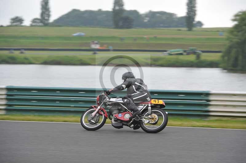 Mallory park Leicestershire;Mallory park photographs;Motorcycle action photographs;classic bikes;event digital images;eventdigitalimages;mallory park;no limits trackday;peter wileman photography;vintage bikes;vintage motorcycles;vmcc festival 1000 bikes