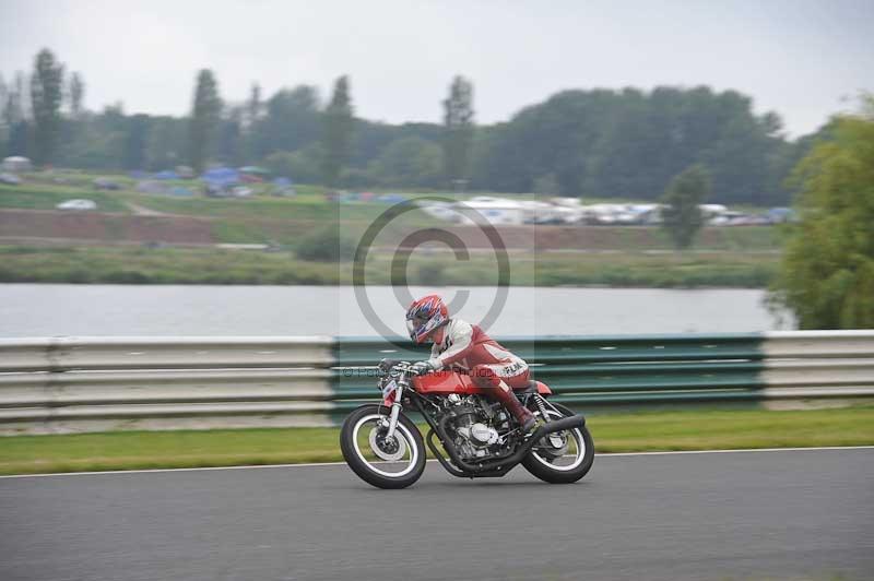 Mallory park Leicestershire;Mallory park photographs;Motorcycle action photographs;classic bikes;event digital images;eventdigitalimages;mallory park;no limits trackday;peter wileman photography;vintage bikes;vintage motorcycles;vmcc festival 1000 bikes