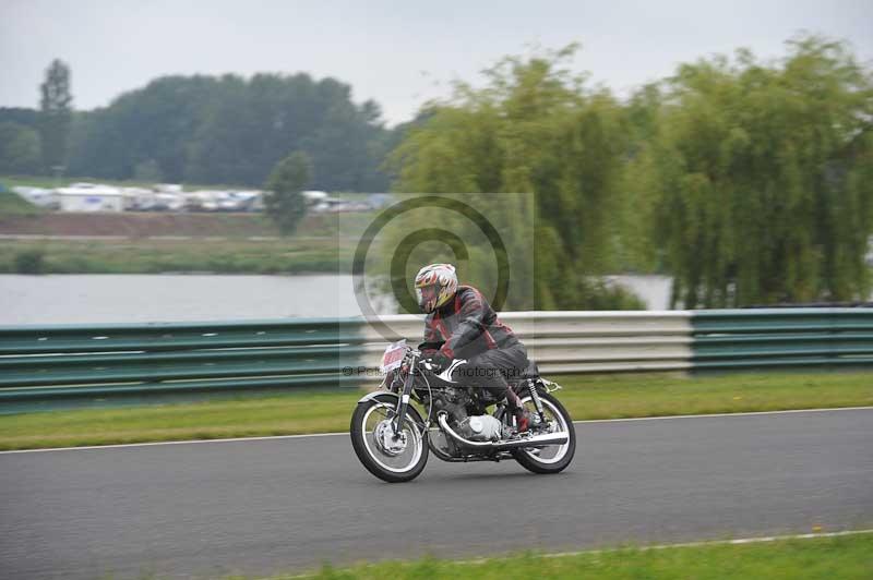 Mallory park Leicestershire;Mallory park photographs;Motorcycle action photographs;classic bikes;event digital images;eventdigitalimages;mallory park;no limits trackday;peter wileman photography;vintage bikes;vintage motorcycles;vmcc festival 1000 bikes