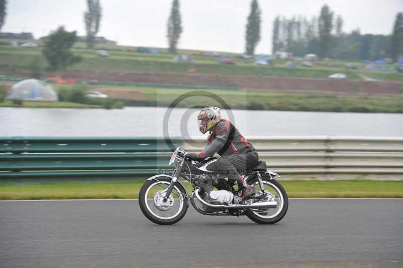 Mallory park Leicestershire;Mallory park photographs;Motorcycle action photographs;classic bikes;event digital images;eventdigitalimages;mallory park;no limits trackday;peter wileman photography;vintage bikes;vintage motorcycles;vmcc festival 1000 bikes