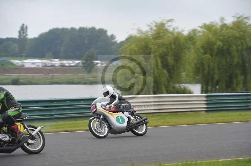Mallory park Leicestershire;Mallory park photographs;Motorcycle action photographs;classic bikes;event digital images;eventdigitalimages;mallory park;no limits trackday;peter wileman photography;vintage bikes;vintage motorcycles;vmcc festival 1000 bikes