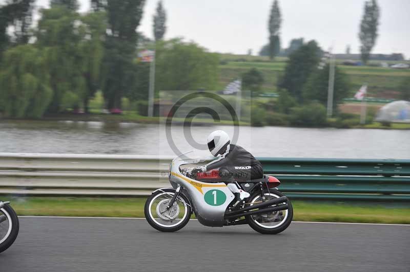 Mallory park Leicestershire;Mallory park photographs;Motorcycle action photographs;classic bikes;event digital images;eventdigitalimages;mallory park;no limits trackday;peter wileman photography;vintage bikes;vintage motorcycles;vmcc festival 1000 bikes