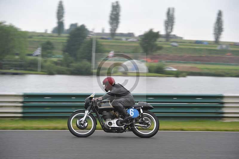 Mallory park Leicestershire;Mallory park photographs;Motorcycle action photographs;classic bikes;event digital images;eventdigitalimages;mallory park;no limits trackday;peter wileman photography;vintage bikes;vintage motorcycles;vmcc festival 1000 bikes
