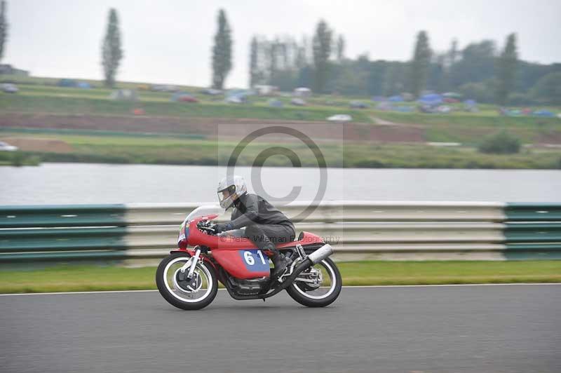 Mallory park Leicestershire;Mallory park photographs;Motorcycle action photographs;classic bikes;event digital images;eventdigitalimages;mallory park;no limits trackday;peter wileman photography;vintage bikes;vintage motorcycles;vmcc festival 1000 bikes