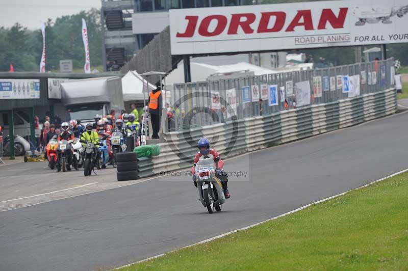Mallory park Leicestershire;Mallory park photographs;Motorcycle action photographs;classic bikes;event digital images;eventdigitalimages;mallory park;no limits trackday;peter wileman photography;vintage bikes;vintage motorcycles;vmcc festival 1000 bikes