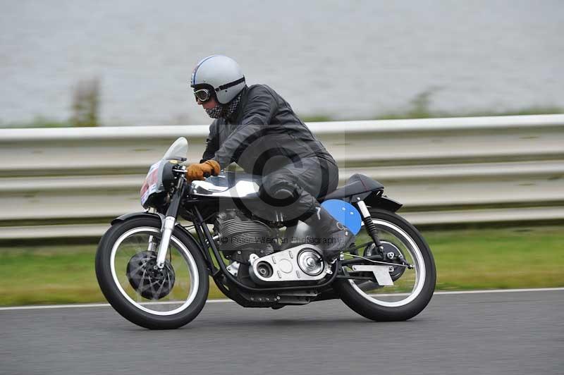 Mallory park Leicestershire;Mallory park photographs;Motorcycle action photographs;classic bikes;event digital images;eventdigitalimages;mallory park;no limits trackday;peter wileman photography;vintage bikes;vintage motorcycles;vmcc festival 1000 bikes