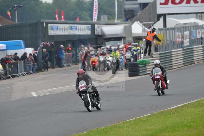 Mallory park Leicestershire;Mallory park photographs;Motorcycle action photographs;classic bikes;event digital images;eventdigitalimages;mallory park;no limits trackday;peter wileman photography;vintage bikes;vintage motorcycles;vmcc festival 1000 bikes