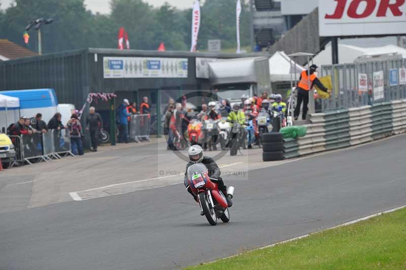 Mallory park Leicestershire;Mallory park photographs;Motorcycle action photographs;classic bikes;event digital images;eventdigitalimages;mallory park;no limits trackday;peter wileman photography;vintage bikes;vintage motorcycles;vmcc festival 1000 bikes