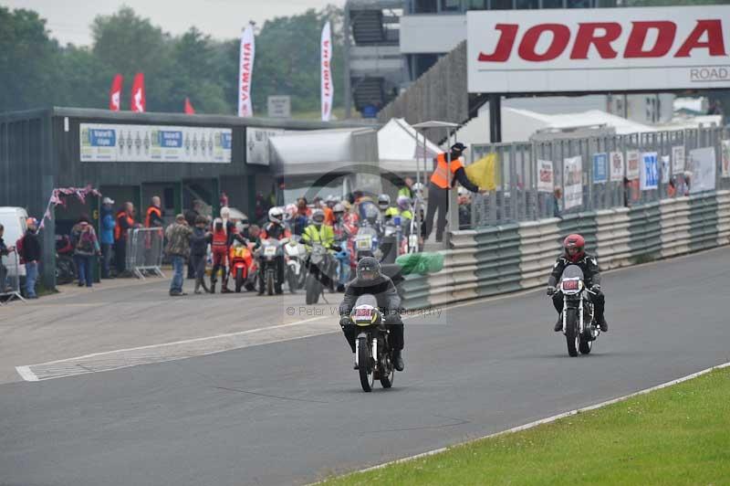 Mallory park Leicestershire;Mallory park photographs;Motorcycle action photographs;classic bikes;event digital images;eventdigitalimages;mallory park;no limits trackday;peter wileman photography;vintage bikes;vintage motorcycles;vmcc festival 1000 bikes