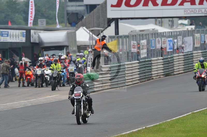 Mallory park Leicestershire;Mallory park photographs;Motorcycle action photographs;classic bikes;event digital images;eventdigitalimages;mallory park;no limits trackday;peter wileman photography;vintage bikes;vintage motorcycles;vmcc festival 1000 bikes