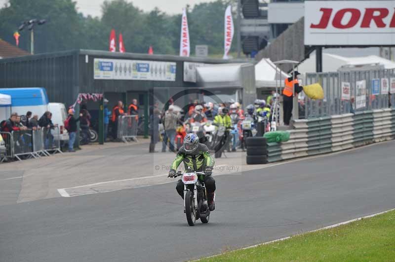 Mallory park Leicestershire;Mallory park photographs;Motorcycle action photographs;classic bikes;event digital images;eventdigitalimages;mallory park;no limits trackday;peter wileman photography;vintage bikes;vintage motorcycles;vmcc festival 1000 bikes