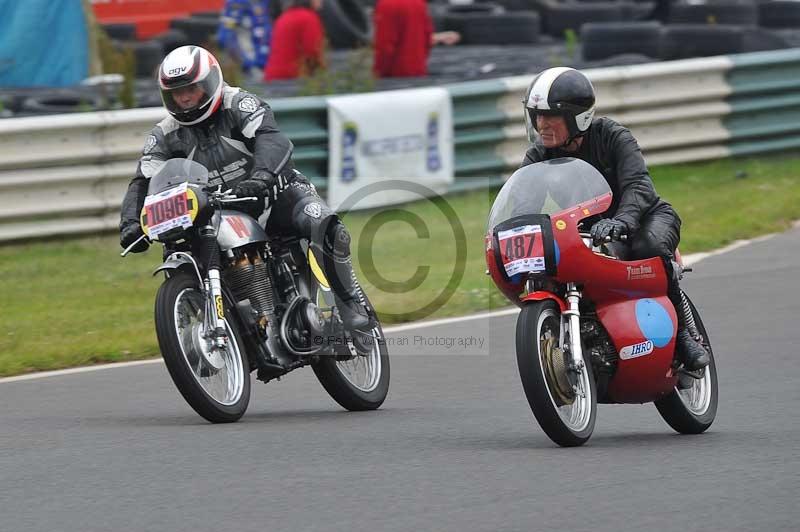 Mallory park Leicestershire;Mallory park photographs;Motorcycle action photographs;classic bikes;event digital images;eventdigitalimages;mallory park;no limits trackday;peter wileman photography;vintage bikes;vintage motorcycles;vmcc festival 1000 bikes