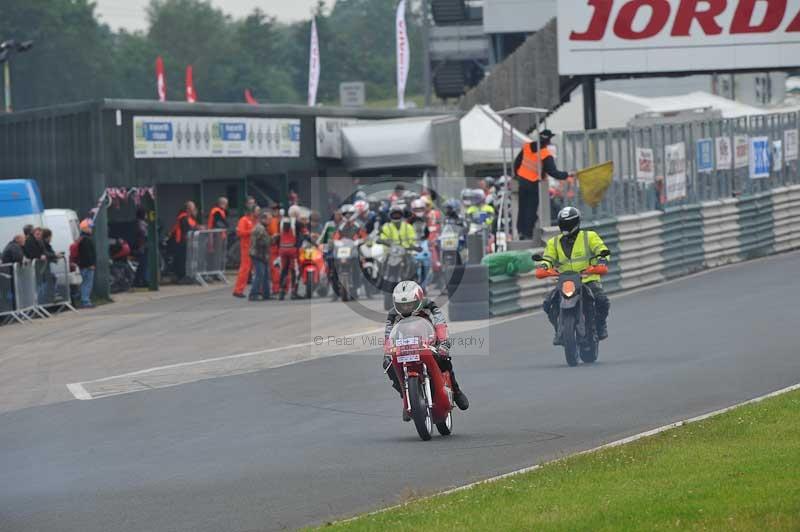 Mallory park Leicestershire;Mallory park photographs;Motorcycle action photographs;classic bikes;event digital images;eventdigitalimages;mallory park;no limits trackday;peter wileman photography;vintage bikes;vintage motorcycles;vmcc festival 1000 bikes