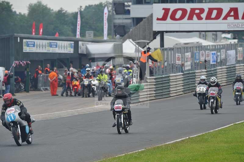 Mallory park Leicestershire;Mallory park photographs;Motorcycle action photographs;classic bikes;event digital images;eventdigitalimages;mallory park;no limits trackday;peter wileman photography;vintage bikes;vintage motorcycles;vmcc festival 1000 bikes