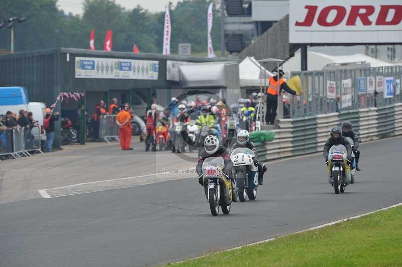Mallory park Leicestershire;Mallory park photographs;Motorcycle action photographs;classic bikes;event digital images;eventdigitalimages;mallory park;no limits trackday;peter wileman photography;vintage bikes;vintage motorcycles;vmcc festival 1000 bikes