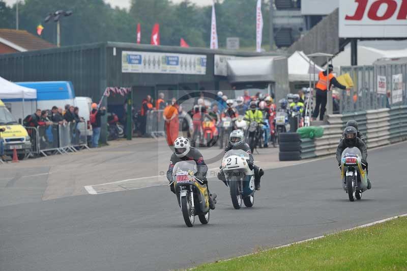 Mallory park Leicestershire;Mallory park photographs;Motorcycle action photographs;classic bikes;event digital images;eventdigitalimages;mallory park;no limits trackday;peter wileman photography;vintage bikes;vintage motorcycles;vmcc festival 1000 bikes
