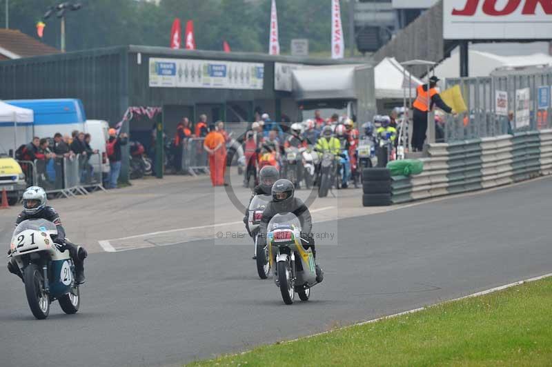 Mallory park Leicestershire;Mallory park photographs;Motorcycle action photographs;classic bikes;event digital images;eventdigitalimages;mallory park;no limits trackday;peter wileman photography;vintage bikes;vintage motorcycles;vmcc festival 1000 bikes