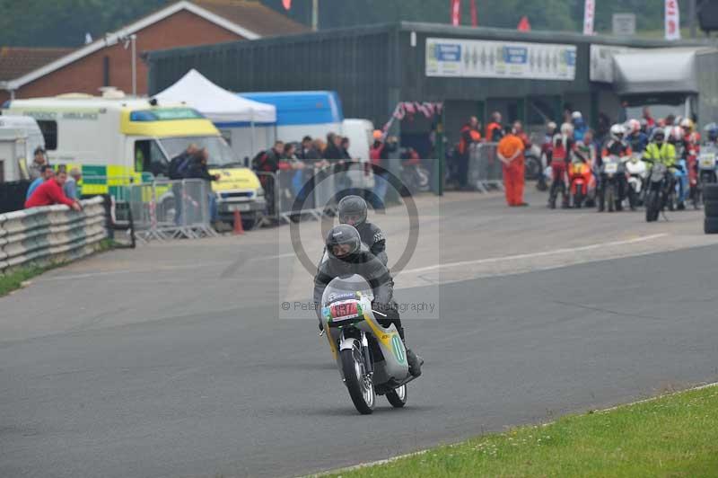 Mallory park Leicestershire;Mallory park photographs;Motorcycle action photographs;classic bikes;event digital images;eventdigitalimages;mallory park;no limits trackday;peter wileman photography;vintage bikes;vintage motorcycles;vmcc festival 1000 bikes