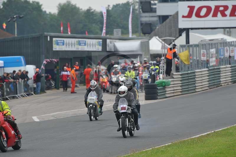 Mallory park Leicestershire;Mallory park photographs;Motorcycle action photographs;classic bikes;event digital images;eventdigitalimages;mallory park;no limits trackday;peter wileman photography;vintage bikes;vintage motorcycles;vmcc festival 1000 bikes