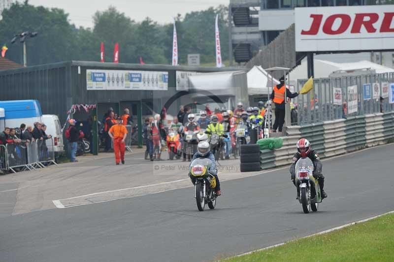 Mallory park Leicestershire;Mallory park photographs;Motorcycle action photographs;classic bikes;event digital images;eventdigitalimages;mallory park;no limits trackday;peter wileman photography;vintage bikes;vintage motorcycles;vmcc festival 1000 bikes