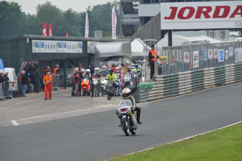 Mallory park Leicestershire;Mallory park photographs;Motorcycle action photographs;classic bikes;event digital images;eventdigitalimages;mallory park;no limits trackday;peter wileman photography;vintage bikes;vintage motorcycles;vmcc festival 1000 bikes