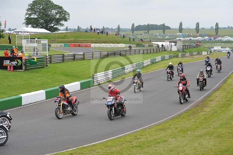 Mallory park Leicestershire;Mallory park photographs;Motorcycle action photographs;classic bikes;event digital images;eventdigitalimages;mallory park;no limits trackday;peter wileman photography;vintage bikes;vintage motorcycles;vmcc festival 1000 bikes