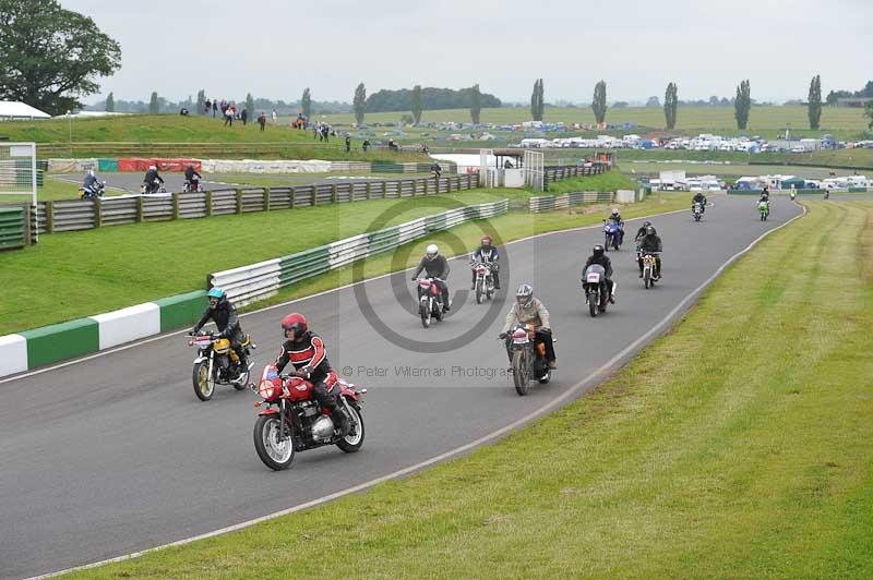 Mallory park Leicestershire;Mallory park photographs;Motorcycle action photographs;classic bikes;event digital images;eventdigitalimages;mallory park;no limits trackday;peter wileman photography;vintage bikes;vintage motorcycles;vmcc festival 1000 bikes