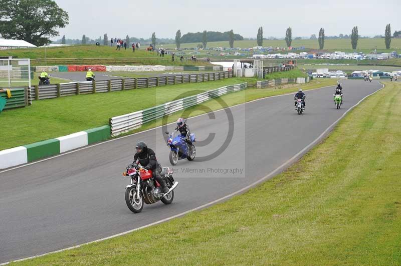 Mallory park Leicestershire;Mallory park photographs;Motorcycle action photographs;classic bikes;event digital images;eventdigitalimages;mallory park;no limits trackday;peter wileman photography;vintage bikes;vintage motorcycles;vmcc festival 1000 bikes