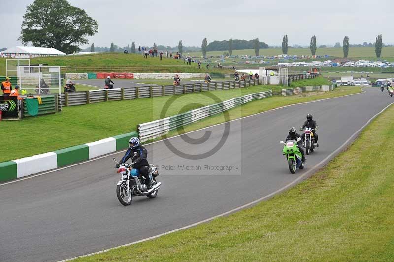 Mallory park Leicestershire;Mallory park photographs;Motorcycle action photographs;classic bikes;event digital images;eventdigitalimages;mallory park;no limits trackday;peter wileman photography;vintage bikes;vintage motorcycles;vmcc festival 1000 bikes