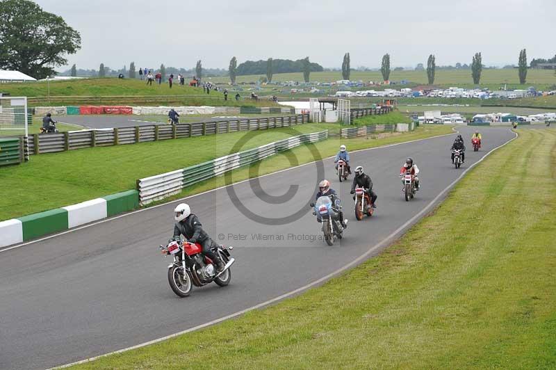 Mallory park Leicestershire;Mallory park photographs;Motorcycle action photographs;classic bikes;event digital images;eventdigitalimages;mallory park;no limits trackday;peter wileman photography;vintage bikes;vintage motorcycles;vmcc festival 1000 bikes