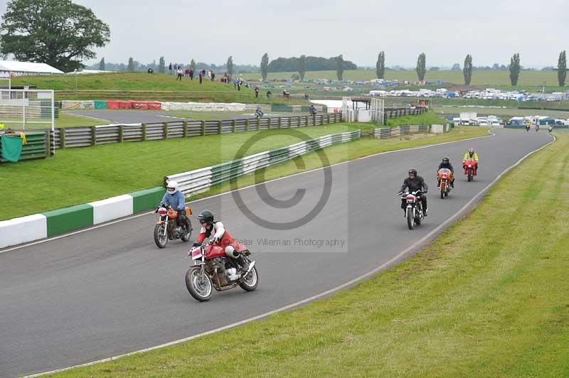 Mallory park Leicestershire;Mallory park photographs;Motorcycle action photographs;classic bikes;event digital images;eventdigitalimages;mallory park;no limits trackday;peter wileman photography;vintage bikes;vintage motorcycles;vmcc festival 1000 bikes