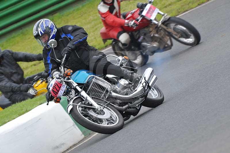 Mallory park Leicestershire;Mallory park photographs;Motorcycle action photographs;classic bikes;event digital images;eventdigitalimages;mallory park;no limits trackday;peter wileman photography;vintage bikes;vintage motorcycles;vmcc festival 1000 bikes