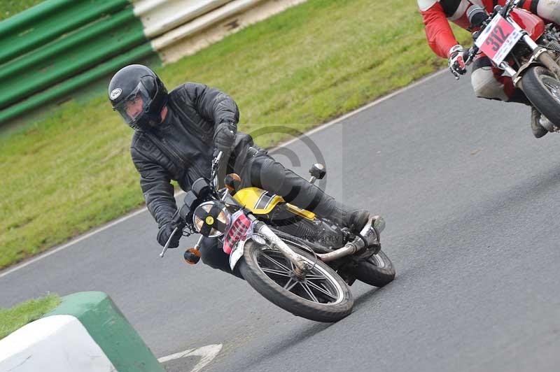Mallory park Leicestershire;Mallory park photographs;Motorcycle action photographs;classic bikes;event digital images;eventdigitalimages;mallory park;no limits trackday;peter wileman photography;vintage bikes;vintage motorcycles;vmcc festival 1000 bikes