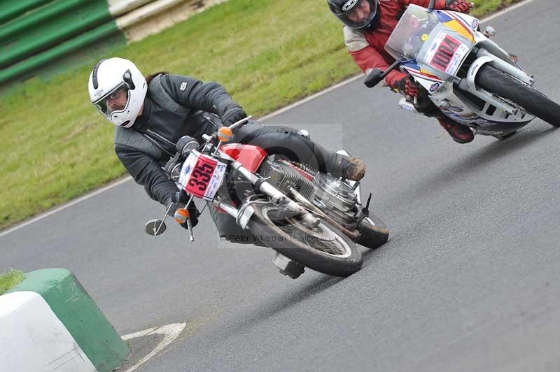 Mallory park Leicestershire;Mallory park photographs;Motorcycle action photographs;classic bikes;event digital images;eventdigitalimages;mallory park;no limits trackday;peter wileman photography;vintage bikes;vintage motorcycles;vmcc festival 1000 bikes